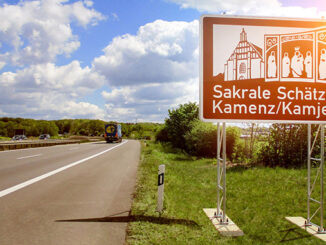 Braune Schilder Portal für Ausflugsziele entlang der Autobahn (Symbolbild).