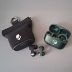 Geöffnete Cases Moto und Skullcandy