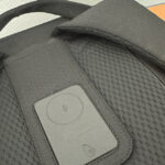 Apple Find My Tracker auf Rückseite von Scapade Rucksack