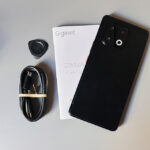 Gigaset GS 6_ Ladekabel und Werkzeug zum Öffnen des Akku-Deckels