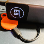 Chipolo Loop für den Test mit USB-Kabel laden.