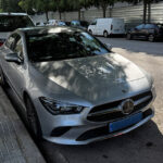 Geparktes Mercedes Benz Coupe (silbern).