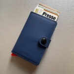 Karten herausnehmen mit Secrid Wallet.