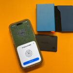 Chipolo x Secrid Trackable Miniwallet für den Test mit Apple "Wo ist?" verbinden.