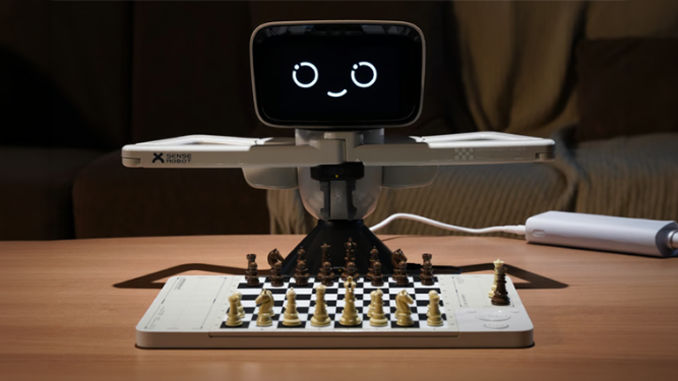 Roboter‑SchachbrettSenseRobot Chess Mini (Aufmacher, frontal, Screenshot)