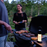 Camping Leuchte beim Grillen