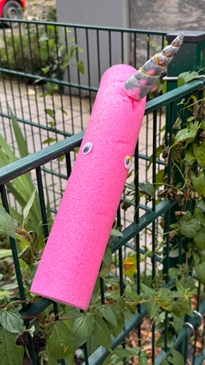 Alltag des Sonderlings Poolnudel-Einhorn über Zaun