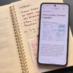 Smartphone mit Plaud-App auf Notebook